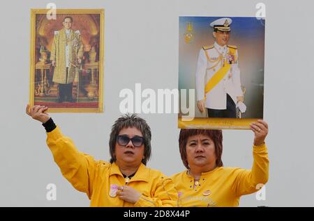 Bangkok, Thailandia. 1 novembre 2020. I sostenitori del re tailandese Maha Vajiralongkorn e della regina Suthida si riuniscono prima della cerimonia religiosa, all'esterno del Grand Palace di Bangkok. Le persone vestite di giallo si accamanono al Sanam Luang di Bangkok e al Tempio del Buddha di Smeraldo per dimostrare la loro lealtà a sua Maestà il Re. Credit: Chaiwat Subprasom/SOPA Images/ZUMA Wire/Alamy Live News Foto Stock