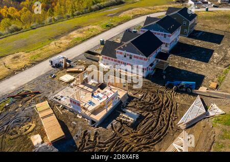 Morgantown, WV - 31 ottobre 2020: Sviluppo di nuove abitazioni o suddivisione in costruzione utilizzando la costruzione modulare vicino al lago di Cheat in West Virginia Foto Stock