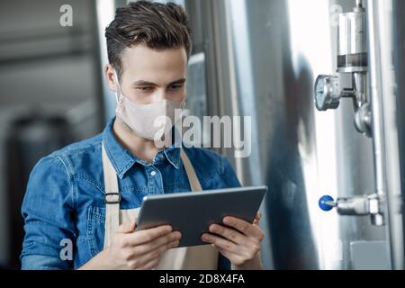 Oggettistica moderna per il lavoro in una piccola birreria Foto Stock