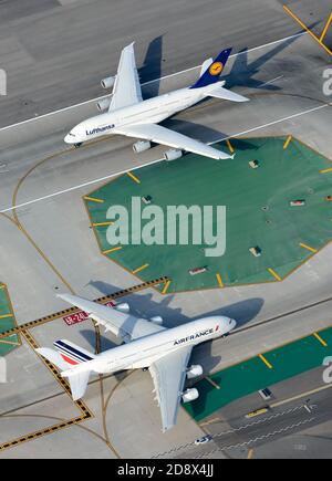 Airbus A380 di Lufthansa e Air France all'aeroporto di Los Angeles. Aereo A380 visto dall'alto. Vista aerea degli aeromobili Airbus e delle linee di trasporto aereo. Foto Stock