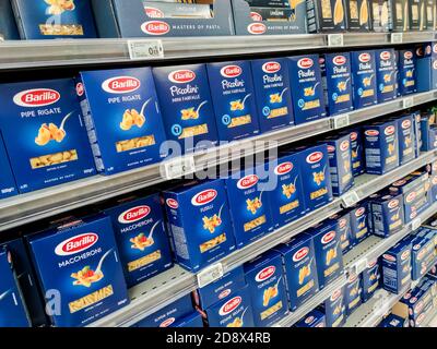 Puilboreau, Francia - 14 ottobre 2020: Collezione selezionata di pasta Barilla marca esposizione per la vendita in francese supermercato Foto Stock