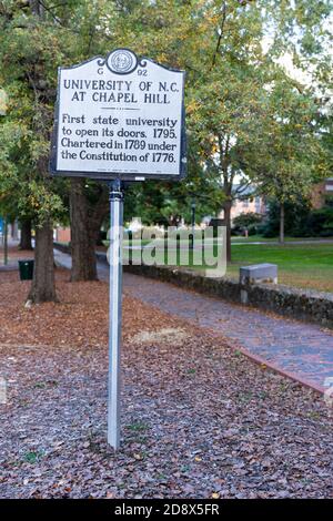 Chapel Hill, NC / USA - 22 ottobre 2020: Università del North Carolina a Chapel Hill storico marcatore, che segna la sua apertura nel 1795 Foto Stock