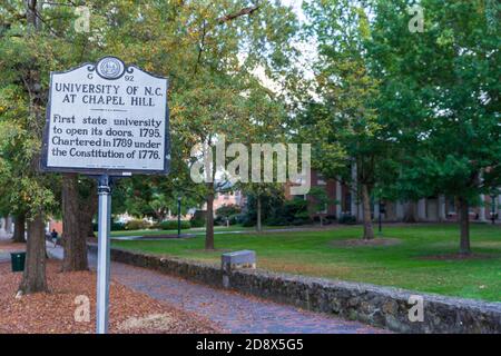 Chapel Hill, NC / USA - 22 ottobre 2020: Università della Carolina del Nord a Chapel Hill, UNC, marcatore storico, che segna la sua apertura nel 1795 Foto Stock