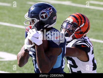 Cincinnati, Stati Uniti. 01 Nov 2020. Corey Davis (84), il grande ricevitore dei Tennessee Titans, fa la cattura sotto pressione di William Jackson dei Cincinnati Bengals (22) durante la prima metà del gioco al Paul Brown Stadium di Cincinnati, Ohio, domenica 1 novembre 2020. Foto di John Sommers II /UPI Credit: UPI/Alamy Live News Foto Stock