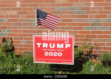 Trump tiene l'America Great 2020 con la bandiera degli Stati Uniti a Morton Grove, Illinois Foto Stock