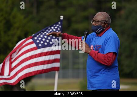 Hollywood, Stati Uniti. 01 Nov 2020. La maggioranza della Camera Whip James Clyburn si rivolge ai sostenitori durante una campagna di arresto con il candidato al Senato Jaime Harrison in un'area rurale fuori Charleston domenica 1 novembre 2020 a Hollywood, Carolina del Sud. Harrison è collo e collo nei sondaggi contro il senatore in carica Lindsey Graham. Foto di Richard Ellis/UPI Credit: UPI/Alamy Live News Foto Stock