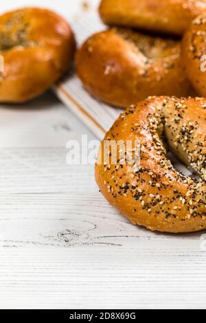 Bagel appena sfornati con semi di sesamo, semi di papavero, aglio e cipolla Foto Stock