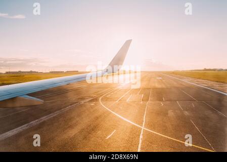 Ala di un aereo che atterra a Kastrup, aeroporto di Copenaghen. Foto Stock