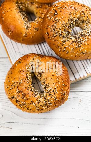 Bagel appena sfornati con semi di sesamo, semi di papavero, aglio e cipolla Foto Stock