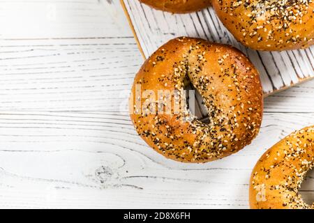 Bagel appena sfornati con semi di sesamo, semi di papavero, aglio e cipolla Foto Stock