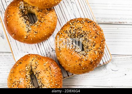 Bagel appena sfornati con semi di sesamo, semi di papavero, aglio e cipolla Foto Stock