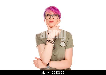 Ripresa interna di attraente donna femminile con espressione penosa vestita in camicetta di colore kaki cerca di ricordare qualcosa isolato su sfondo bianco w Foto Stock