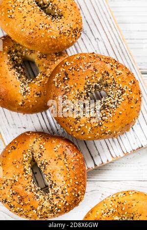 Bagel appena sfornati con semi di sesamo, semi di papavero, aglio e cipolla Foto Stock