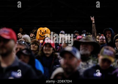 Kalispell, Montana, Stati Uniti. 31 Ott 2020. Un uomo vestito per Halloween a Sir Pumpkin ad un ottenere fuori il Rally di voto sulla notte di Halloween come una luna piena blu è venuto in su alla fiera della contea di Flathead a Kalispell, Montana.il senatore in carica Daines è in un tight con il governatore del Montana Steve Bullock. Credit: Kent Meireis/ZUMA Wire/Alamy Live News Foto Stock