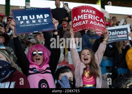 Kalispell, Montana, Stati Uniti. 31 Ott 2020. I sostenitori repubblicani a un Get out the Vote Rally nella notte di Halloween come una luna piena blu è venuto in su alla zona fieristica della contea di Flathead a Kalispell, Montana.il senatore in carica Daines è in una stretta con il governatore del Montana Steve Bullock. Credit: Kent Meireis/ZUMA Wire/Alamy Live News Foto Stock