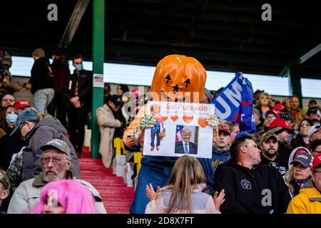 Kalispell, Montana, Stati Uniti. 31 Ott 2020. Un uomo vestito per Halloween come Sir Pumpkin ad un ottenere fuori il rally di voto sulla notte di Halloween come una luna piena blu è venuto in su alla fiera della contea di Flathead a Kalispell, Montana. Credit: Kent Meireis/ZUMA Wire/Alamy Live News Foto Stock