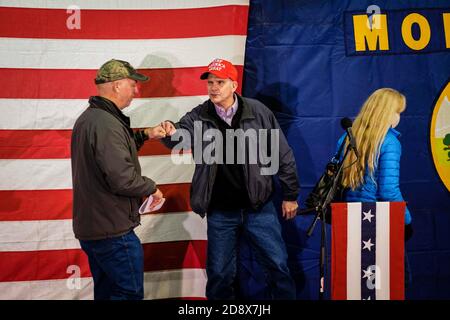 Kalispell, Montana, Stati Uniti. 31 Ott 2020. La Camera dei rappresentanti DEGLI STATI UNITI del Montana Greg Gianforte, a sinistra, che ora sta per essere il prossimo Governatore del Montana, è accolta sul palco da Matt Rosendale, Chi sta correndo per sostituire Gianforte nella casa degli Stati Uniti ad un ottenere fuori il rally di voto sulla notte di Halloween come una luna piena blu è venuto in su alla fiera della contea di Flathead a Kalispell, Montana.il senatore in carica Daines è in una stretta con il governatore del Montana Steve Bullock. Credit: Kent Meireis/ZUMA Wire/Alamy Live News Foto Stock