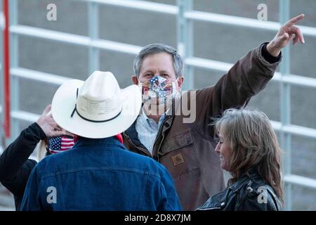 Kalispell, Montana, Stati Uniti. 31 Ott 2020. Il senatore del Montana Steve Daines al rally di uscita con Donald Trump Junior e la notte di Halloween come una luna piena blu è venuto in su alla zona fieristica della contea di Flathead a Kalispell, Montana.il senatore in carica Daines è in una stretta con il governatore del Montana Steve Bullock. Credit: Kent Meireis/ZUMA Wire/Alamy Live News Foto Stock