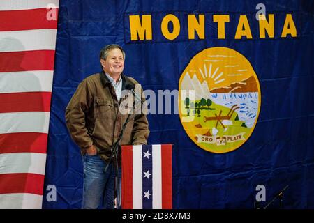 Kalispell, Montana, Stati Uniti. 31 Ott 2020. Il senatore del Montana Steve Daines sul palco di un rally Get out the Vote nella notte di Halloween, mentre una luna piena blu è arrivata alla zona fieristica della contea di Flathead a Kalispell, Montana. Il senatore uscente Daines è in stretto con il governatore del Montana Steve Bullock. Credit: Kent Meireis/ZUMA Wire/Alamy Live News Foto Stock