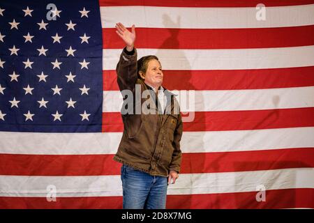 Kalispell, Montana, Stati Uniti. 31 Ott 2020. Il senatore del Montana Steve Daines sul palco di un rally Get out the Vote nella notte di Halloween, mentre una luna piena blu è arrivata alla zona fieristica della contea di Flathead a Kalispell, Montana. Il senatore uscente Daines è in stretto con il governatore del Montana Steve Bullock. Credit: Kent Meireis/ZUMA Wire/Alamy Live News Foto Stock