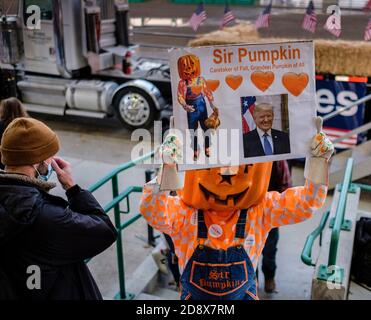 Kalispell, Montana, Stati Uniti. 31 Ott 2020. Un uomo vestito per Halloween come Sir Pumpkin ad un ottenere fuori il rally di voto sulla notte di Halloween come una luna piena blu è venuto in su alla fiera della contea di Flathead a Kalispell, Montana. Credit: Kent Meireis/ZUMA Wire/Alamy Live News Foto Stock