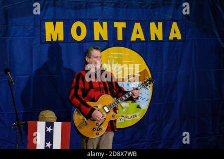 Kalispell, Montana, Stati Uniti. 31 Ott 2020. Rock Star, Ted Nugent suona l'inno nazionale in un Rally di uscita il voto nella notte di Halloween come una luna piena blu è venuto in su alla fiera della contea di Flathead a Kalispell, Montana.il senatore in carica Daines è in una stretta con il governatore del Montana Steve Bullock. Credit: Kent Meireis/ZUMA Wire/Alamy Live News Foto Stock