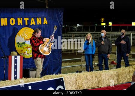 Kalispell, Montana, Stati Uniti. 31 Ott 2020. Rock Star, Ted Nugent suona l'inno nazionale in un Rally di uscita il voto nella notte di Halloween come una luna piena blu è venuto in su alla fiera della contea di Flathead a Kalispell, Montana.il senatore in carica Daines è in una stretta con il governatore del Montana Steve Bullock. Credit: Kent Meireis/ZUMA Wire/Alamy Live News Foto Stock