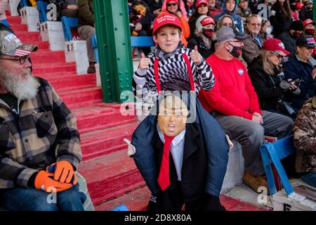 Kalispell, Montana, Stati Uniti. 31 Ott 2020. Un bambino vestito per Halloween come se fosse alle spalle del presidente Donald Trump in un Rally di uscita il voto nella notte di Halloween mentre una luna piena blu è venuto in su alla zona fieristica della contea di Flathead a Kalispell, Montana. Credit: Kent Meireis/ZUMA Wire/Alamy Live News Foto Stock