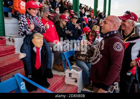 Kalispell, Montana, Stati Uniti. 31 Ott 2020. Un bambino vestito per Halloween come se fosse alle spalle del presidente Donald Trump in un Rally di uscita il voto nella notte di Halloween mentre una luna piena blu è venuto in su alla zona fieristica della contea di Flathead a Kalispell, Montana. Credit: Kent Meireis/ZUMA Wire/Alamy Live News Foto Stock