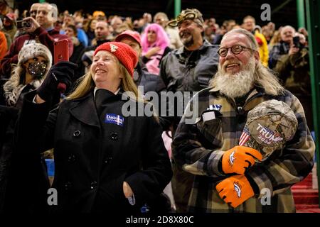 Kalispell, Montana, Stati Uniti. 31 Ott 2020. I sostenitori repubblicani a un Get out the Vote Rally nella notte di Halloween come una luna piena blu è venuto in su alla zona fieristica della contea di Flathead a Kalispell, Montana.il senatore in carica Daines è in una stretta con il governatore del Montana Steve Bullock. Credit: Kent Meireis/ZUMA Wire/Alamy Live News Foto Stock