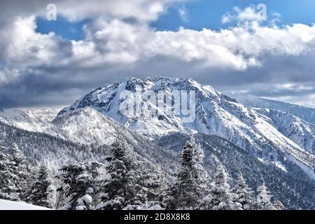 Montagna coperta di neve in Giappone Foto Stock