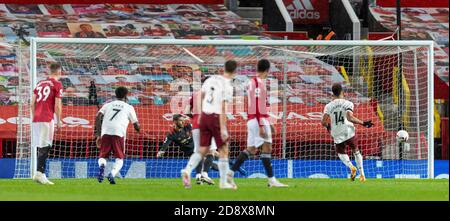 Manchester, Regno Unito. 2 Nov 2020. L'Arsenal Pierre-Emerick Aubameyang (1st R) segna l'unico obiettivo del gioco da un calcio di punizione dopo il portiere del Manchester United David de Gea durante la partita della Premier League inglese tra il Manchester United FC e l'Arsenal FC a Old Trafford a Manchester, in Gran Bretagna, il 1 novembre 2020. Credit: Xinhua/Alamy Live News Foto Stock