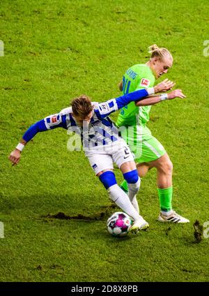 Berlino, Germania. 1 novembre 2020. Peter Pekarik (L) di Hertha vies con Xaver Schlager di Wolfsburg durante una partita tedesca della Bundesliga tra Hertha BSC e VfL Wolfsburg a Berlino, capitale della Germania, 1 novembre 2020. Credit: Kevin Voigt/Xinhua/Alamy Live News Foto Stock