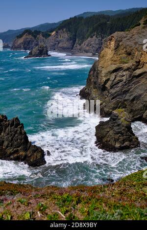 Wind porta molte onde a rompere sulle scogliere rocciose dell'Oregon. Samuel H. Boardman state Scenic Corridor vicino a Brookings. Foto Stock