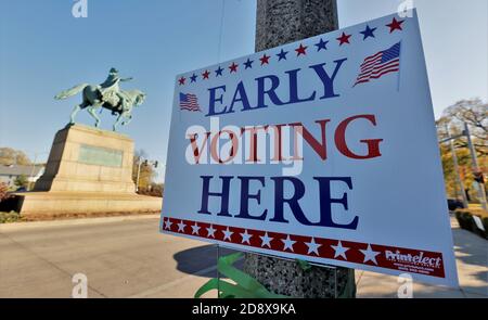 Milwaukee, WISCONSIN, Stati Uniti. 1 novembre 2020. Milwaukee residence line up to vote in the US Presidential elections domenica 1 novembre 2020 l'ultimo giorno per le votazioni anticipate Credit: Pat A. Robinson/ZUMA Wire/Alamy Live News Foto Stock