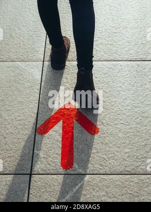 Scatto verticale di una persona che va dritto secondo il segno Foto Stock