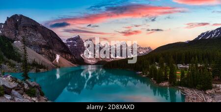 Splendida vista panoramica di un luogo famoso iconico, il lago Moraine Foto Stock