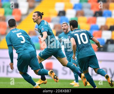 Udine, Italia. 1 novembre 2020. Zlatan Ibrahimovic (2° L) di AC Milan celebra il suo obiettivo con i suoi compagni di squadra durante una partita di calcio tra Udinese e AC Milan a Udine, 1° novembre 2020. Credit: Alberto Lingria/Xinhua/Alamy Live News Foto Stock