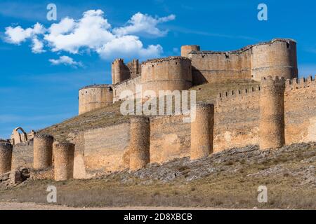 Vista del castello di Berlanga in Soria Spagna con torri semicircolari e grandi bastioni di cannoni cirgolari Foto Stock