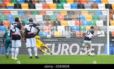 Udine, Italia. 1 novembre 2020. Rodrigo De Paul di Udinese (1st R) segna il suo gol durante una partita di calcio tra Udinese e AC Milan a Udine, 1 novembre 2020. Credit: Alberto Lingria/Xinhua/Alamy Live News Foto Stock