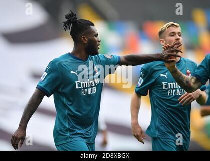 Udine, Italia. 1 novembre 2020. Frank Kessie di AC Milan celebra il suo obiettivo durante una partita di calcio tra Udinese e AC Milan a Udine, Italia, 1 novembre 2020. Credit: Alberto Lingria/Xinhua/Alamy Live News Foto Stock