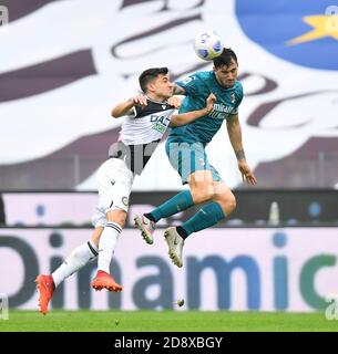 Udine, Italia. 1 novembre 2020. Alessio Romagnoli (R) di AC Milan vies con Ignacio Pussett (L) di Udinese durante una partita di calcio tra Udinese e AC Milan a Udine, Italia, 1 novembre 2020. Credit: Alberto Lingria/Xinhua/Alamy Live News Foto Stock