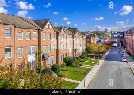 Vista aerea della strada del quartiere di Woodberry, a Baltimora, nel Maryland con case cittadine in mattoni Foto Stock