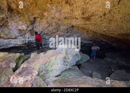 L'unica attrazione che abbiamo trovato è omessa dalle guide ed è chiamata la Grotta di Cristallo. La Grotta di Cristallo è una grotta di grandi dimensioni in alcuni terreni agricoli Foto Stock