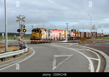 ARAHURA, NUOVA ZELANDA, 29 AGOSTO 2020: Un treno merci attraversa la strada principale di Arahura sulla state Highway 6. Foto Stock