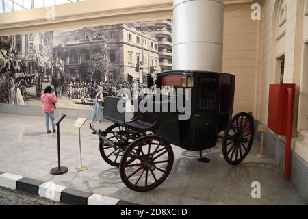 Cairo, Egitto. 1 novembre 2020. Una carrozza è esposta nel Museo reale delle carrozze del Cairo, Egitto, il 1 novembre 2020. Il Royal Carriages Museum del Cairo riaprì ai visitatori il 31 ottobre 2020 dopo la chiusura di quasi due decenni. Il museo ospita le carrozze reali e gli accessori delle guardie di cavalli della dinastia Mohamed Ali, molti dei quali erano squisiti regali stranieri alla famiglia reale. Il museo fu chiuso per restauri nel 2001, ma presto il progetto venne interrotto. Il progetto di restauro è stato rilanciato dal governo egiziano nel 2017. Credit: Ahmed Gomaa/Xinhua/Alamy Live News Foto Stock