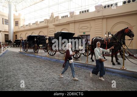 Cairo, Egitto. 1 novembre 2020. La gente visita il Museo reale delle carrozze al Cairo, Egitto, il 1 novembre 2020. Il Royal Carriages Museum del Cairo riaprì ai visitatori il 31 ottobre 2020 dopo la chiusura di quasi due decenni. Il museo ospita le carrozze reali e gli accessori delle guardie di cavalli della dinastia Mohamed Ali, molti dei quali erano squisiti regali stranieri alla famiglia reale. Il museo fu chiuso per restauri nel 2001, ma presto il progetto venne interrotto. Il progetto di restauro è stato rilanciato dal governo egiziano nel 2017. Credit: Ahmed Gomaa/Xinhua/Alamy Live News Foto Stock