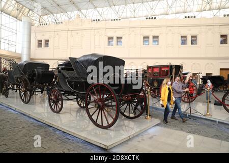 Cairo, Egitto. 1 novembre 2020. Le carrozze sono esposte nel Museo reale delle carrozze del Cairo, Egitto, il 1° novembre 2020. Il Royal Carriages Museum del Cairo riaprì ai visitatori il 31 ottobre 2020 dopo la chiusura di quasi due decenni. Il museo ospita le carrozze reali e gli accessori delle guardie di cavalli della dinastia Mohamed Ali, molti dei quali erano squisiti regali stranieri alla famiglia reale. Il museo fu chiuso per restauri nel 2001, ma presto il progetto venne interrotto. Il progetto di restauro è stato rilanciato dal governo egiziano nel 2017. Credit: Ahmed Gomaa/Xinhua/Alamy Live News Foto Stock