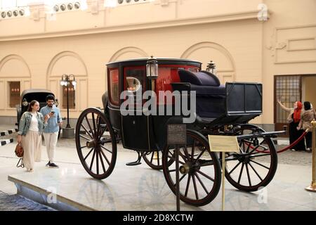 Cairo, Egitto. 1 novembre 2020. La gente visita il Museo reale delle carrozze al Cairo, Egitto, il 1 novembre 2020. Il Royal Carriages Museum del Cairo riaprì ai visitatori il 31 ottobre 2020 dopo la chiusura di quasi due decenni. Il museo ospita le carrozze reali e gli accessori delle guardie di cavalli della dinastia Mohamed Ali, molti dei quali erano squisiti regali stranieri alla famiglia reale. Il museo fu chiuso per restauri nel 2001, ma presto il progetto venne interrotto. Il progetto di restauro è stato rilanciato dal governo egiziano nel 2017. Credit: Ahmed Gomaa/Xinhua/Alamy Live News Foto Stock