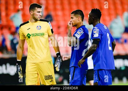 David Soria, Cucho Hernandez e Djene Dakonam di Getafe, parlano prima di una penalizzazione durante il campionato spagnolo, la Liga, partita di calcio tra Valencia e Getafe allo stadio Mestalla.(Punteggio finale; Valencia 2:2 Getafe) Foto Stock